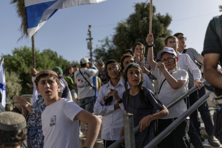 Des colons israéliens dans la Vieille ville, lors du défilé de la Journée de Jérusalem, le 14 mai 2026 ( AFP / ilia YEFIMOVICH )