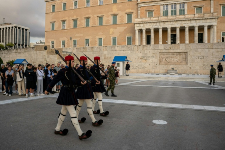 La relève de la garde devant le Parlement g(rec à Athènes, le 21 octobre 2025 ( AFP / Angelos TZORTZINIS )