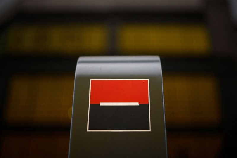 Le logo de la banque française Société générale est visible à l'extérieur d'un bâtiment bancaire à Paris