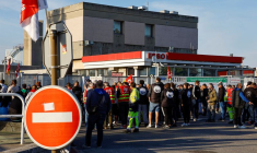 Manifestation du personnel de TotalEnergies et Esso ExxonMobil devant la raffinerie Esso à Fos-Sur-Mer