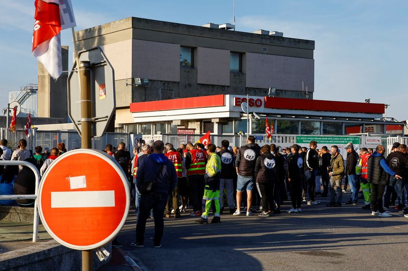 Manifestation du personnel de TotalEnergies et Esso ExxonMobil devant la raffinerie Esso à Fos-Sur-Mer