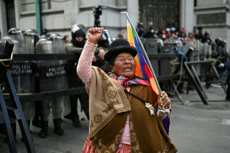Une femme indigène face à un contingent de policiers lors d'une manifestation contre le gouvernement bolivien, à La Paz, le 27 mai 2026 ( AFP / Marvin RECINOS )