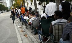 Des personnes font la queue pour déposer une candidature pour 35 postes de pompiers à Miami