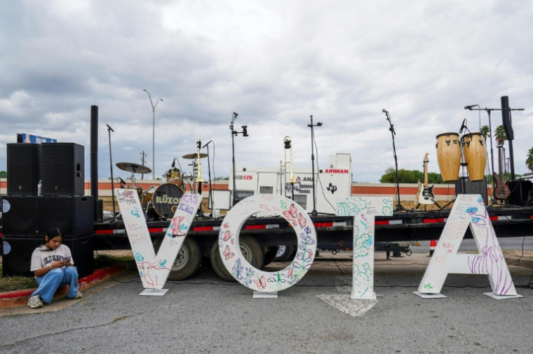 Un panneau "vote" ("vota" en espagnol) avant un rassemblement de campagne pour les élections de mi-mandat à Weslaco, au Texas, le 25 octobre 2026 ( AFP / Gabriel V. Cardenas )