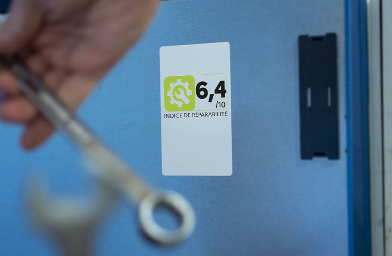 (Crédits photo : Adobe Stock - Dépannage d'un appareil électroménager présentant un indice de réparabilité satisfaisant)