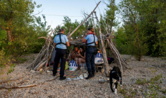 Des gendarmes contrôlent des touristes lors d'une opération de prévention contre les bivouacs illégaux susceptibles de provoquer un départ de feu, le 8 août 2026 autour du lac de Sainte-Croix, aux portes des Gorges du Verdon ( AFP / Miguel MEDINA )