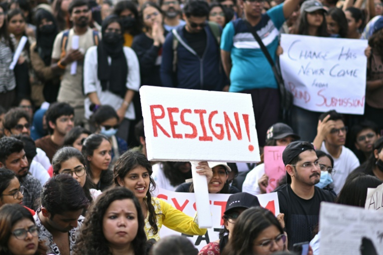 Des partisans du "Parti du peuple des cafards" (CJP) manifestent pour réclamer la démission du ministre de l'Éducation, en raison de fraudes présumées aux examens universitaires, le 20 juillet 2026 à New Delhi, en Inde ( AFP / Idrees MOHAMMED )