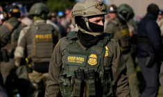 Un agent de la police aux frontières (CBP) à Broadview, dans l'Illinois, le 3 octobre 2025 ( AFP / OCTAVIO JONES )