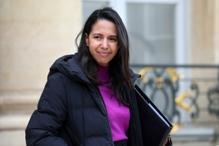 La ministre des Outre-mer, Naima Moutchou, quitte l'Elysée à Paris après la réunion hebdomadaire du Conseil des ministres, le 6 mai 2026 ( AFP / Ludovic MARIN )