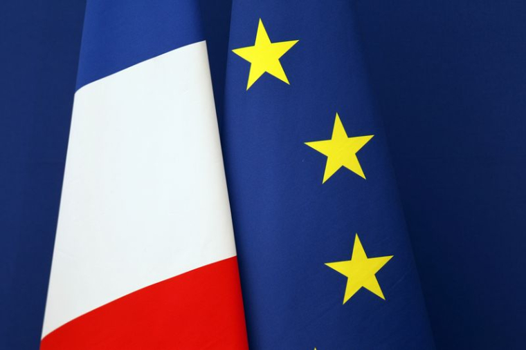 Des drapeaux français et européen à Matignon