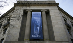 Une bannière à l'effigie du président américain Donald Trump pavoise la façade du ministère de la Justice, à Washington, le 20 février 2026 ( AFP / Drew ANGERER )
