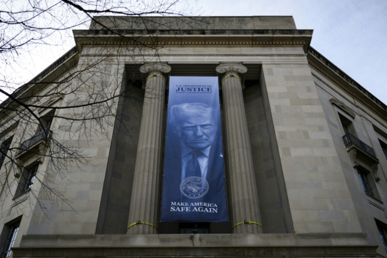 Une bannière à l'effigie du président américain Donald Trump pavoise la façade du ministère de la Justice, à Washington, le 20 février 2026 ( AFP / Drew ANGERER )