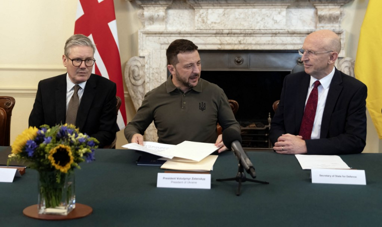 Le Premier ministre britannique Keir Starmer, le président ukrainien Volodymyr Zelensky et le secrétaire britannique à la Défense John Healey à Londres le 19 juillet 2024. ( POOL / RICHARD POHLE )