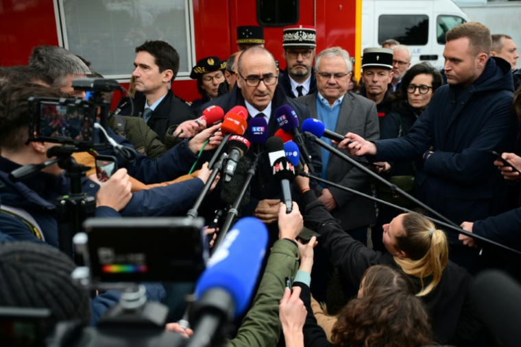 Le ministre de l'Intérieur, Laurent Nuñez (c), s'exprime devant la presse, à Trévoux, le 16 décembre 2025 ( AFP / Olivier CHASSIGNOLE )
