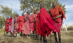 Les membres du Conseil des anciens Massaï exécutent des danses traditionnelles lors d'un rassemblement visant à inciter la communauté à abandonner les mutilations génitales féminines (MGF) près de Ntulele, au Kenya, le 3 décembre 2025  ( AFP / Tony KARUMBA )