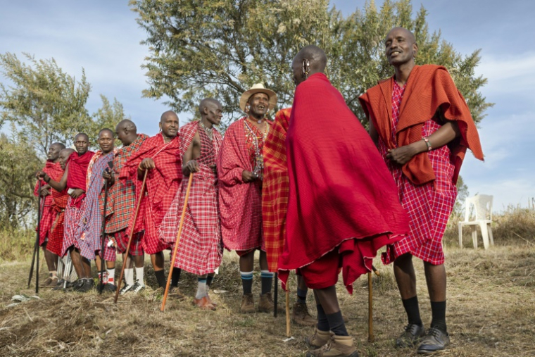 Les membres du Conseil des anciens Massaï exécutent des danses traditionnelles lors d'un rassemblement visant à inciter la communauté à abandonner les mutilations génitales féminines (MGF) près de Ntulele, au Kenya, le 3 décembre 2025  ( AFP / Tony KARUMBA )