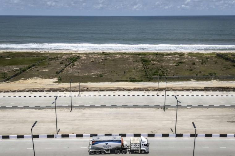 Vue aérienne d'un camion Dangote circulant sur l'autoroute côtière Lagos-Calabar, dans la péninsule de Lekki, dans l'État de Lagos, le 17 avril 2026. ( AFP / OLYMPIA DE MAISMONT )