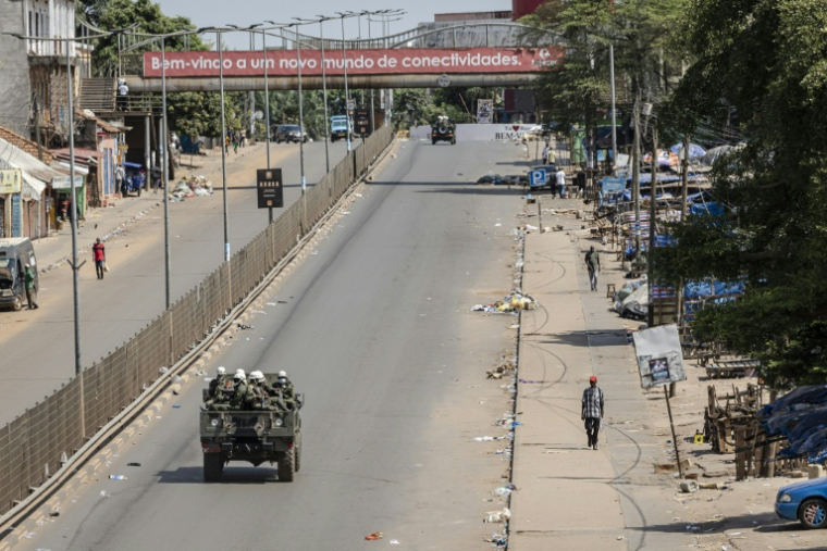 Des policiers militaires patrouillent dans une avenue déserte de Bissau, le 27 novembre 2025 ( AFP / PATRICK MEINHARDT )