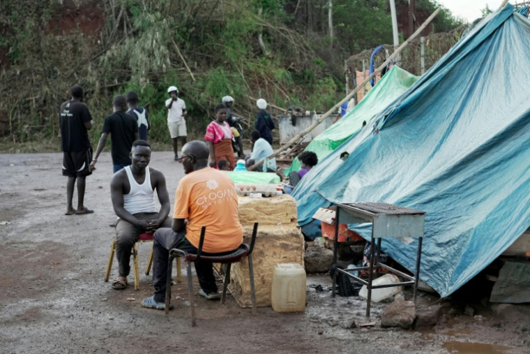 Des migrants dans un camp de fortune à Mamoudzou, à Mayotte, le 14 novembre 2025 ( AFP / Marine GACHET )