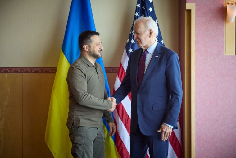 Le président ukrainien Volodimir Zelensky et le président américain Joe Biden se serrent la main lors du sommet du G7 à Hiroshima