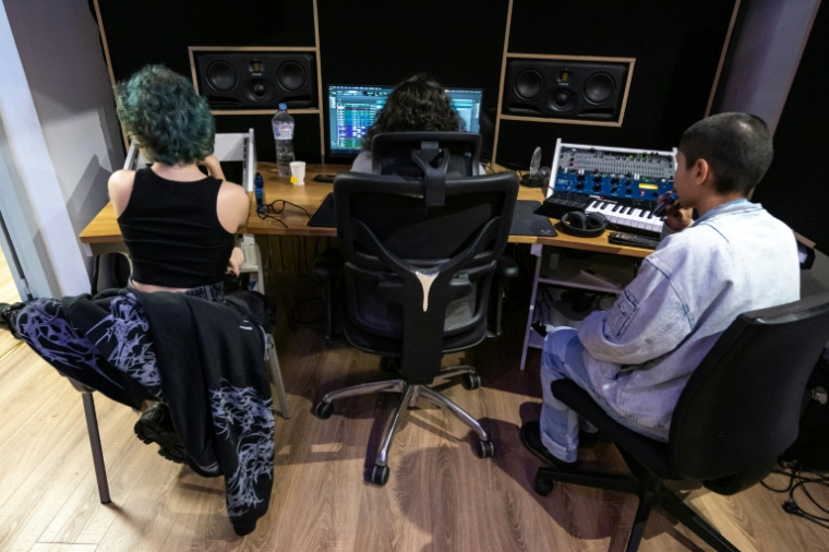 Séance d'art-thérapie dans un studio d'Aubagne, près de Marseille, le 4 décembre 2025  ( AFP / Miguel MEDINA )