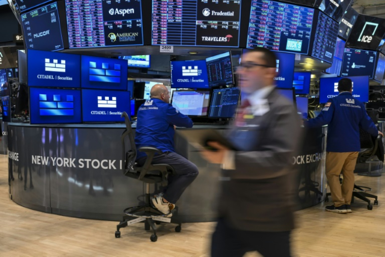 Des opérateurs à la Bourse de New York le 2 juin 2025 ( AFP / ANGELA WEISS )
