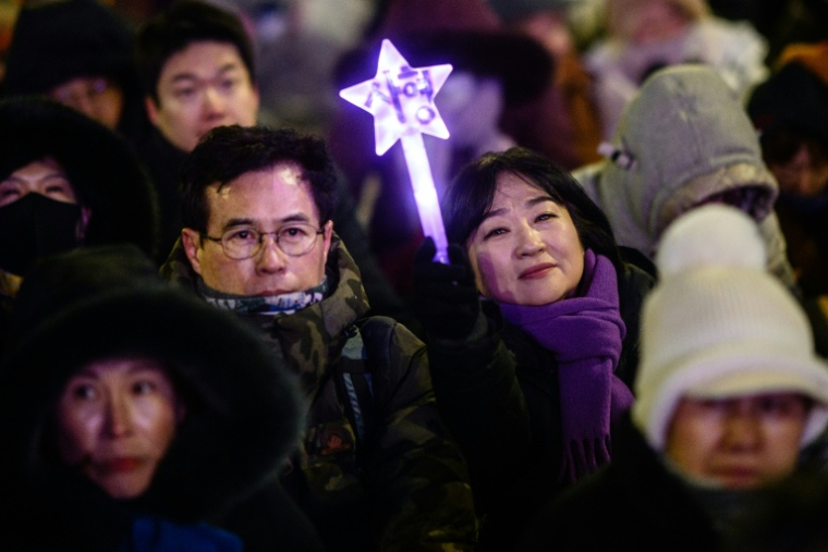 Des manifestants participent à un rassemblement près de l'Assemblée nationale à Séoul le 3 décembre 2025, pour marquer le premier anniversaire de la déclaration de la loi martiale par l'ancien président Yoon Suk Yeol ( AFP / ANTHONY WALLACE )