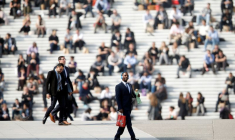 Des hommes d'affaires profitent du beau temps à l'heure du déjeuner sous l'Arche de la Défense