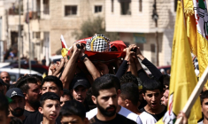 Des Palestiniens portent le corps de de Saïd Mourad Naasan, 20 ans, lors de ses funérailles à al-Mughayyir, en Cisjordanie occupée, le 24 septembre 2025 ( AFP / Zain JAAFAR )