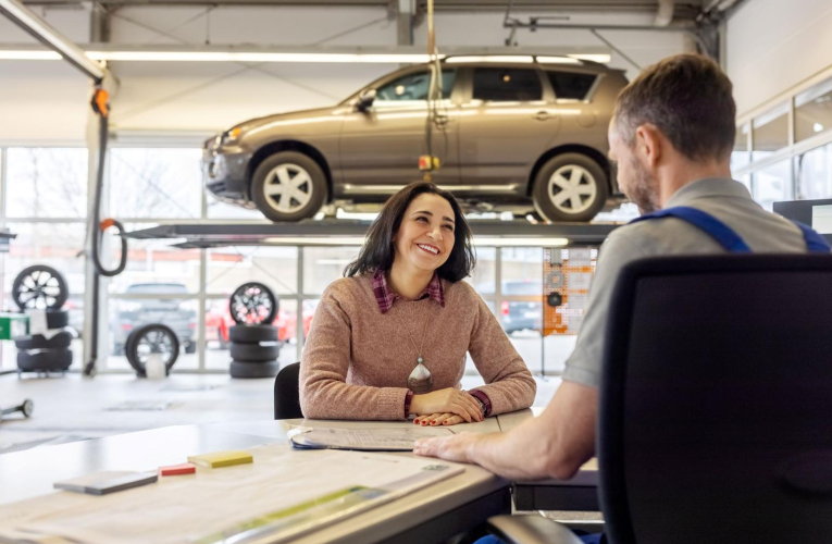 Vous pouvez réduire la facture d’entretien de votre voiture en utilisant des pièces d’occasion ou en faisant appel à un mécanicien apprenti par exemple. ( crédit photo : Getty Images )
